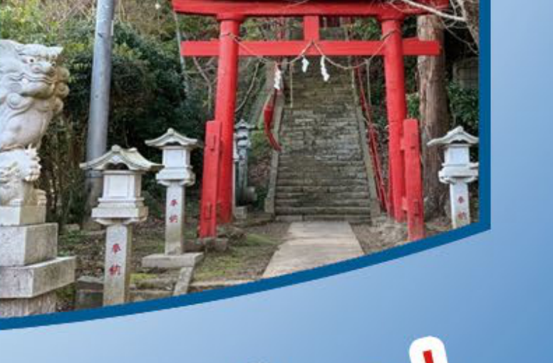 石段の上に立つ朱色の鳥居と狛犬